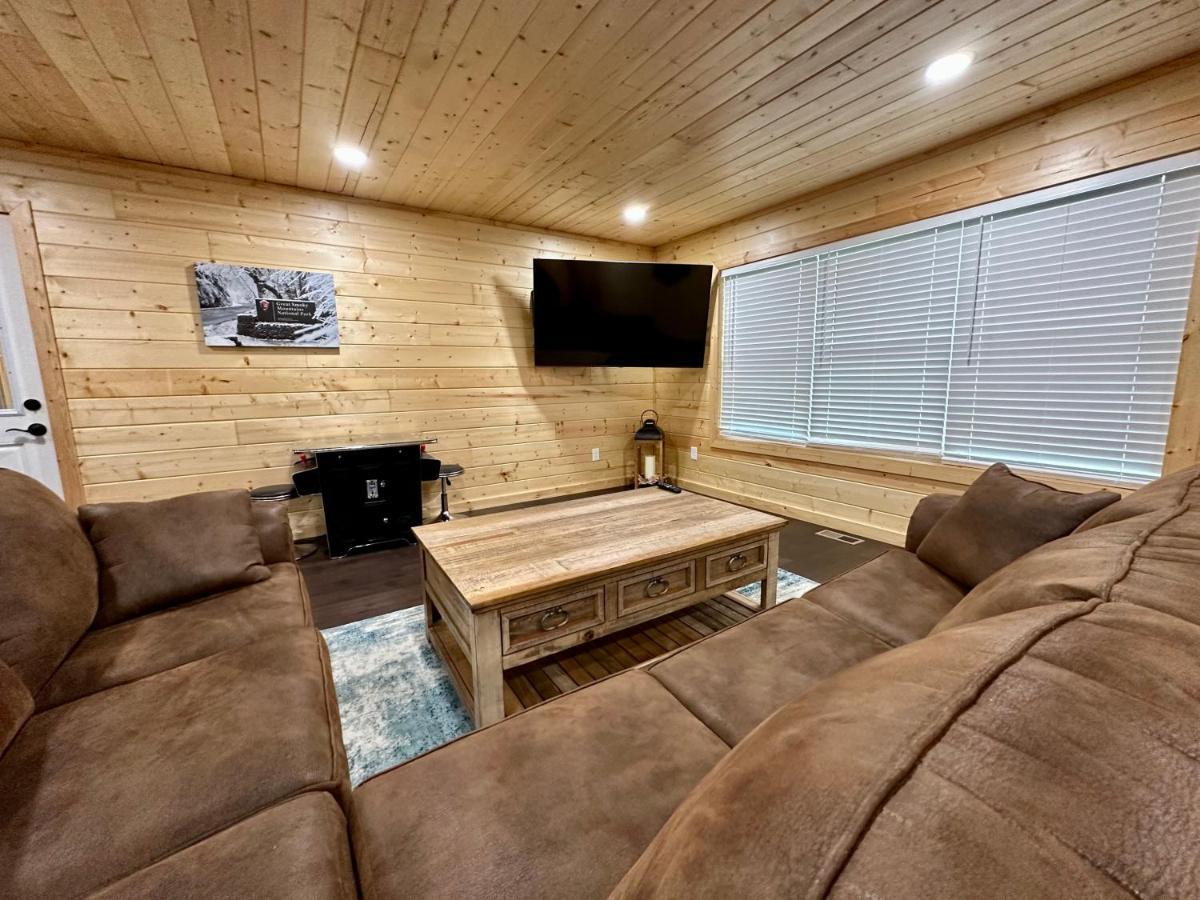 The Brick House: Brand New! 3 Bedroom Home With Private Driveway Пиджен-Фордж Экстерьер фото